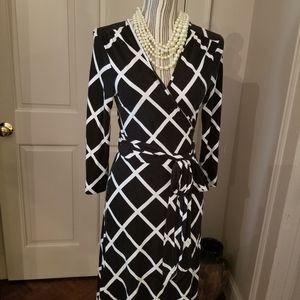 Banana Republic B&W window pane print wrap dress